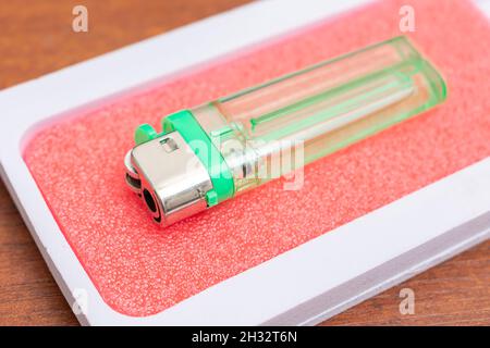 Nuovo accendino tascabile a gas per fumatori in confezioni eleganti Foto Stock