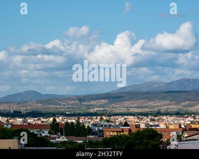 Vista panoramica di una piccola città italiana con montagne sullo sfondo Foto Stock
