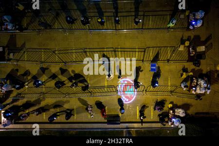 Yinchuan. 23 ottobre 2021. La foto aerea scattata il 23 ottobre 2021 mostra le persone in attesa in linea per il test degli acidi nucleici in un sito di campionamento durante l'ultima epidemia COVID-19 a Yinchuan, nella regione autonoma di Ningxia Hui nella Cina nord-occidentale. Migliaia di operatori sanitari sono in servizio 24 ore su 24 in più di 500 siti di campionamento nei distretti chiave di Yinchuan per condurre il test. Credit: Feng Kaihua/Xinhua/Alamy Live News Foto Stock