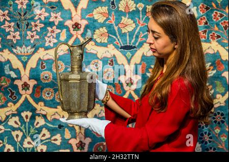 Londra, Regno Unito. 25 ottobre 2021. Silver and Copper Inlaid Brass Ewer, est £300,000-500,000 - Anteprima dell'Arte del mondo Islamico e Indiano sale, che si svolge il 28 ottobre, a Christies King Street, Londra. Credit: Guy Bell/Alamy Live News Foto Stock