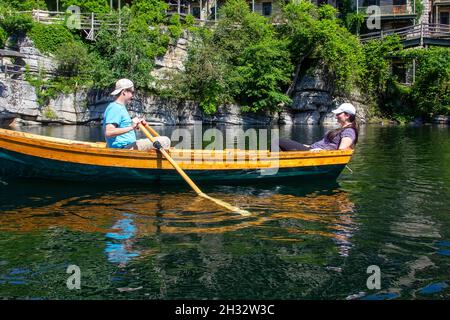 New Paltz, New York - 22 giugno 2014: Una giovane coppia naviga in una barca a remi nel lago Mohonk, un hotel in stile vittoriano situato nelle Shawangunk Mountains Foto Stock