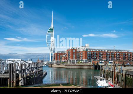 La Spinnaker Tower e gli appartamenti a Gunwharf Quays, Portsmouth, Hampshire, Regno Unito Foto Stock