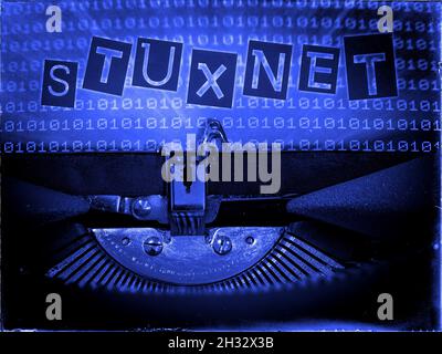 Stuxnet, macchina da scrivere meccanica, sfondo codice binario, tono blu, aspetto distorto vintage, Tipografia di note di riscatto, retrofuturismo, Trojan, Virus, Alert Foto Stock