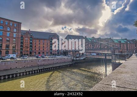 Canali con chiesa galleggiante, ponti e magazzini ad Amburgo, Germania Foto Stock
