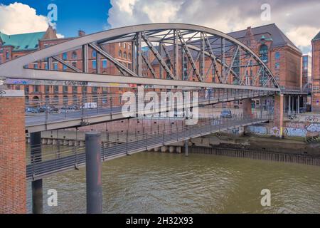 Canali con chiesa galleggiante, ponti e magazzini ad Amburgo, Germania Foto Stock