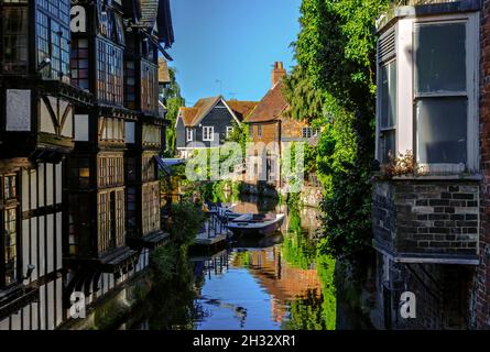 Iconica scena del canale di Canterbury con barche per il pugno e l'architettura tudor Foto Stock