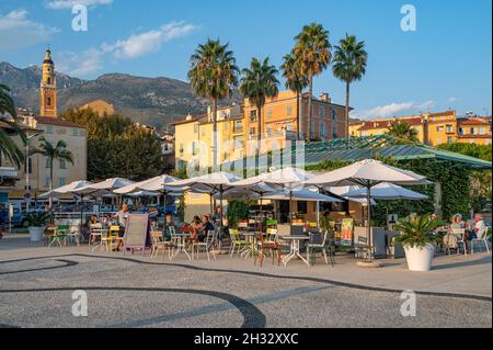 Il Café du Parvis nel centro storico di Menton, sulla Costa Azzurra Foto Stock