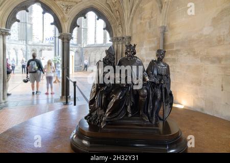 Salisbury Tourism; - scultura in legno antico all'ingresso della Chapter House e Magna carta dai Cloisters, Salisbury Cathedral Wiltshire UK Foto Stock