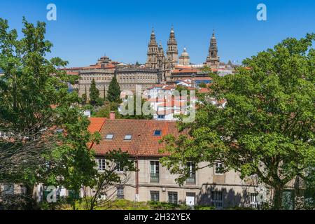 Cattedrale di Santiago de Compostela dal parco Alameda nella città di A Coruna, in Galizia, Spagna. Foto Stock