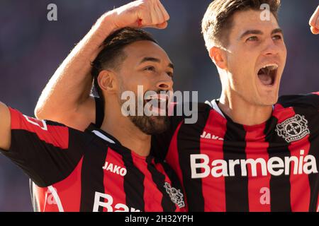 Koeln, Germania. 24 ottobre 2021. Koeln, Deutschland, 24.10.2021, Bundesliga, giorno 9, 1. FC Koeln - Bayer 04 Leverkusen, Karim Bellarabi (B04), Patrik Schick (B04) celebrare. Credit: Juergen Schwarz/Alamy Live News Foto Stock