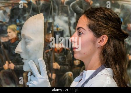 Londra, Regno Unito. 25 ottobre 2021. Una maschera di morte di marmo di Napoleone, circa 1826, est £5,000-8,000 - Anteprima del Napoleone Bonaparte: La vendita britannica a Bonhams New Bond Street, Londra. La vendita è il 27 ottobre. Londra, Regno Unito. 25 Ott 2021. Credit: Guy Bell/Alamy Live News Foto Stock