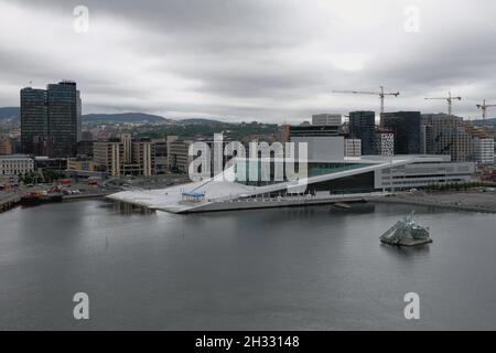 Oslo, Norvegia - 15 giugno 2012: Teatro dell'Opera e città sulla riva della baia Foto Stock