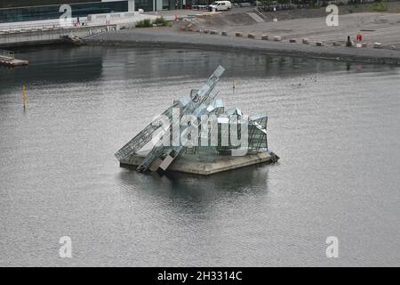 Oslo, Norvegia - 15 giu 2012: Scultura 'She Lies' nella baia di Bjorvika Foto Stock