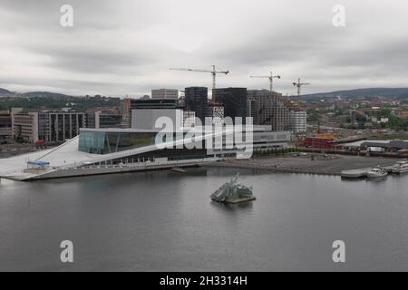 Oslo, Norvegia - 15 giugno 2012: Baia di Bjorvika e Teatro dell'Opera Foto Stock