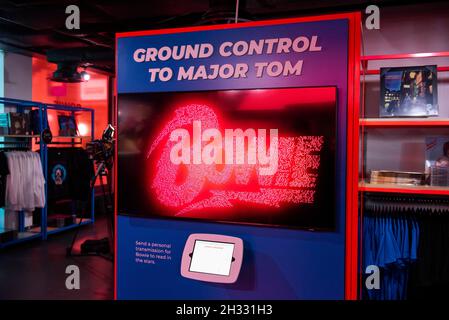 Londra, UK, Lunedì 25 Ottobre 2021 una vista dell'interno di David Bowie su Heddon Street un negozio di pop up per segnare quello che sarebbe stato il 75° compleanno delle stelle. Credit: DavidJensen / Empowics Entertainment / Alamy Live News Foto Stock