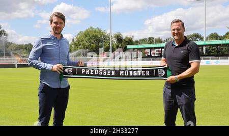 Muenster, Germania. 20 luglio 2020. Primo: 20.07.2020, calcio, Regionalliga Ovest, stagione 2020/2021, SC Preussen Munster, introduzione al direttore sportivo Peter NIEMEYER, a sinistra con il coach Sascha HILDMANN/dpa/Alamy Live News Foto Stock