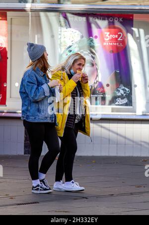 Dundee, Tayside, Scozia, Regno Unito. 25 Ottobre 2021. UK Meteo: Luminoso sole d'autunno con una brezza fredda in tutta la Scozia nord-orientale, le temperature raggiungono i 12°C. I residenti locali sono ben avvolti dal freddo tempo di ottobre, mentre trascorrono la giornata facendo shopping nel centro di Dundee. Credit: Dundee Photographics/Alamy Live News Foto Stock