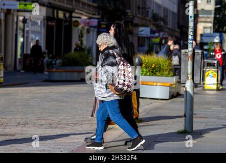 Dundee, Tayside, Scozia, Regno Unito. 25 Ottobre 2021. UK Meteo: Luminoso sole d'autunno con una brezza fredda in tutta la Scozia nord-orientale, le temperature raggiungono i 12°C. I residenti locali sono ben avvolti dal freddo tempo di ottobre, mentre trascorrono la giornata facendo shopping nel centro di Dundee. Credit: Dundee Photographics/Alamy Live News Foto Stock