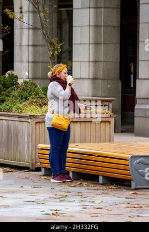 Dundee, Tayside, Scozia, Regno Unito. 25 Ottobre 2021. UK Meteo: Luminoso sole d'autunno con una brezza fredda in tutta la Scozia nord-orientale, le temperature raggiungono i 12°C. I residenti locali sono ben avvolti dal freddo tempo di ottobre, mentre trascorrono la giornata facendo shopping nel centro di Dundee. Credit: Dundee Photographics/Alamy Live News Foto Stock