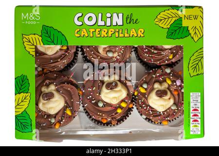 Pacchetto di nuovi Marks & Spencer Colin i Cupcakes di cioccolato Caterpillar - Cupcakes Colin isolato su sfondo bianco Foto Stock