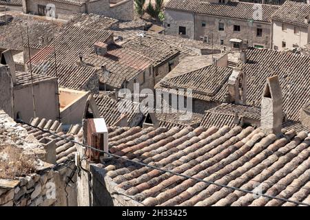 Tetti della città medievale di Guimera nella provincia di Lleida nel nord della Spagna Foto Stock