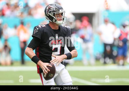 Domenica 24 ottobre 2021; Miami Gardens, Florida USA; Atlanta Falcons quarterback Matt Ryan (2) corre verso i margini mentre cerca un recei aperto Foto Stock