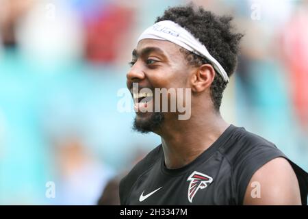 Domenica 24 ottobre 2021; Miami Gardens, Florida USA; Atlanta Falcons linebacker Adetokunbo Ogundeji (92) è tutti sorrisi dopo una partita NFL contro il Miam Foto Stock