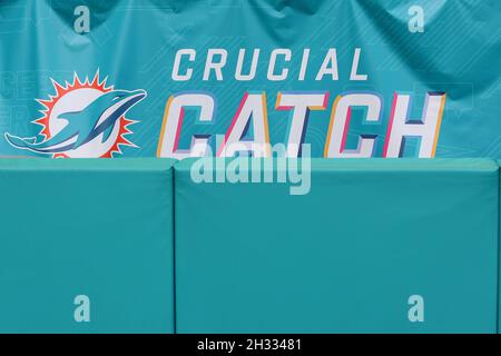 Domenica 24 ottobre 2021; Miami Gardens, Florida USA; I Miami Dolphins hanno celebrato la cattura cruciale, che promuove la prevenzione e il rilevamento precoce di ca Foto Stock