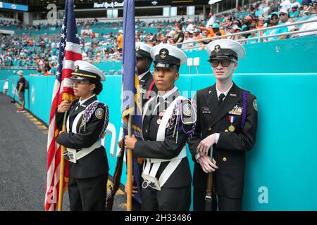 Domenica 24 ottobre 2021; Miami Gardens, Florida USA; La guardia di colore si prepara a prendere il campo per l'inno nazionale durante una partita NFL tra la mia Foto Stock