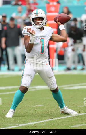 Domenica 24 ottobre 2021; Miami Gardens, Florida USA; Miami Dolphins quarterback Tui Tagovailoa (1) cerca un ricevitore aperto mentre si prepara a passare il Foto Stock