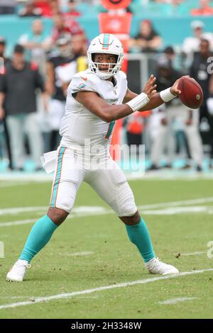 Domenica 24 ottobre 2021; Miami Gardens, Florida USA; Miami Dolphins quarterback Tui Tagovailoa (1) cerca un ricevitore aperto mentre si prepara a passare il Foto Stock