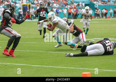 Domenica 24 ottobre 2021; Miami Gardens, Florida USA; Miami Dolphins Quarterback Tava Tagovailoa (1) scrambles e corre e ottiene il primo giù durante un N Foto Stock