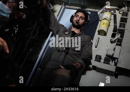Ovda Airbase, Israele. 24 ottobre 2021. Un membro dell'equipaggio supervisiona le attività all'interno di una Air Force israeliana Lockheed C-130 Hercules che partecipa all'esercizio internazionale Blue Flag 2021, considerato il più grande e avanzato esercizio aereo in Israele, presso la base aerea di Ovda nel sud di Israele. Partecipano forze aeree di Israele, Germania, Italia, Gran Bretagna, Francia, India, Grecia e Stati Uniti. Credit: NIR Alon/Alamy Live News Foto Stock