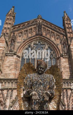 Il coltello Angel in mostra fuori dalla Cattedrale di Hereford, Herefordshire Regno Unito. Giugno 2021. Foto Stock