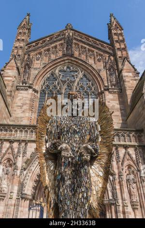 Il coltello Angel in mostra fuori dalla Cattedrale di Hereford, Herefordshire Regno Unito. Giugno 2021. Foto Stock