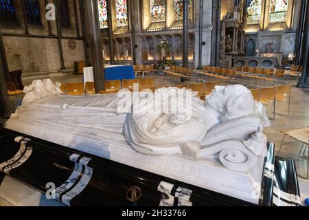 Tomba della Cattedrale di Salisbury; la tomba di John Wordsworth, vescovo di Salisbury dal 1885-1911, Salisbury Cathedral Wiltshire UK Foto Stock