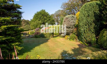 Devon, Inghilterra, Regno Unito. 2021. Vista paesaggistica di un ben stabilito con un capannone nascosto in un giardino di campagna inglese a Devon, Regno Unito Foto Stock