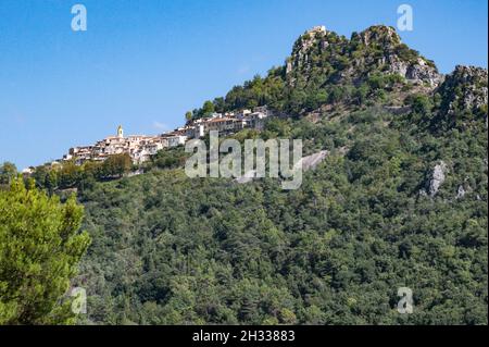 Saint-Agnès è il villaggio medievale più alto d'Europa ed è situato vicino a Menton, sulle montagne della Riviera francese. Foto Stock