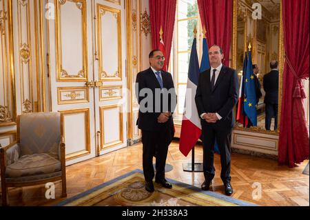 Parigi, Francia, 25 ottobre 2021. Il primo ministro francese Jean Castex riceve il primo ministro egiziano Moustapha Madbouli all'Hotel Matignon, a Parigi, in Francia, il 25 ottobre 2021. Foto di Eric TSCHAEN/Pool/ABACAPRESS.COM Foto Stock