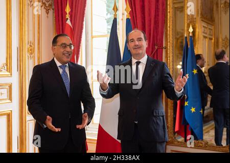 Parigi, Francia, 25 ottobre 2021. Il primo ministro francese Jean Castex riceve il primo ministro egiziano Moustapha Madbouli all'Hotel Matignon, a Parigi, in Francia, il 25 ottobre 2021. Foto di Eric TSCHAEN/Pool/ABACAPRESS.COM Foto Stock