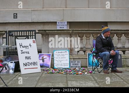 Londra, Inghilterra, Regno Unito. 25 ottobre 2021. Il marito della doppia nazionale britannica detaineeÂ Nazanin Zaghari-Ratcliffe, RICHARD RATCLIFFE inizia lo sciopero della fame fuori dall'Ufficio estero e del Commonwealth. Nazanin Zaghari-Ratcliffe è imprigionato in Iran più di 2000 giorni. (Credit Image: © Tayfun Salci/ZUMA Press Wire) Foto Stock