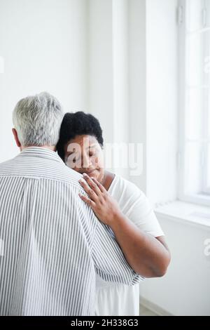 Donna matura africana chiuse gli occhi e godendo il momento della danza con il marito in studio Foto Stock