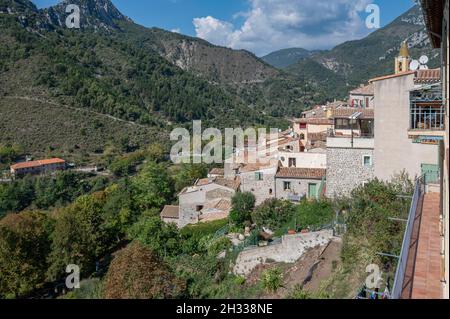 Saint-Agnès è il villaggio medievale più alto d'Europa ed è situato vicino a Menton, sulle montagne della Riviera francese. Foto Stock