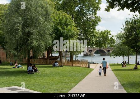 Tolosa (Francia meridionale): Piazza della Daurade nel centro storico. Sullo sfondo, il fiume Garonna Foto Stock