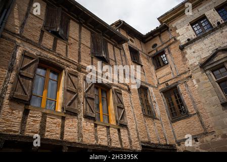 Castelnau de Montmiral (Francia meridionale): Edifici in mattoni e legno a metà Foto Stock