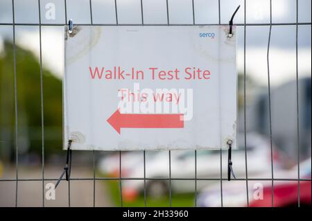 Slough, Berkshire, Regno Unito. 25 Ottobre 2021. Il centro di test Covid-19 di Slough è stato ridimensionato fino a un'operazione molto piccola rispetto a come era. È stato molto tranquillo questa mattina al sito, tuttavia, il numero di casi positivi Covid-19 in Slough sono saliti a 480 da 419 per 100,000 persone nei sette giorni fino al 18 ottobre compreso rispetto alla settimana precedente. Credit: Maureen McLean/Alamy Live News Foto Stock