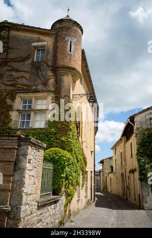 Castelnau de Montmiral (Francia meridionale): strada nel centro del paese Foto Stock