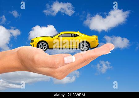 Mano mit Modellauto, Frauenhand, Chevrolet, Corvette, , USA, Foto Stock