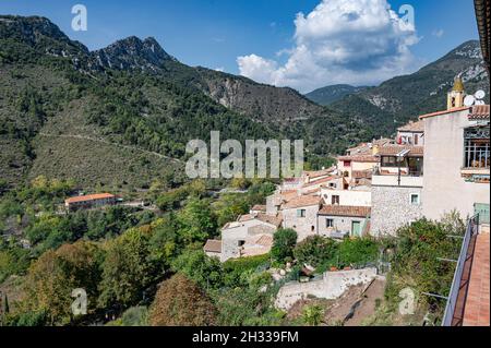 Saint-Agnès è il villaggio medievale più alto d'Europa ed è situato vicino a Menton, sulle montagne della Riviera francese. Foto Stock