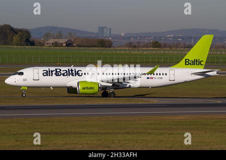 VIENNA, AUSTRIA - 03 novembre 2018: Air Baltic Airbus A220 YL-CSN dopo l'atterraggio all'aeroporto di Vienna alla luce del sole Foto Stock